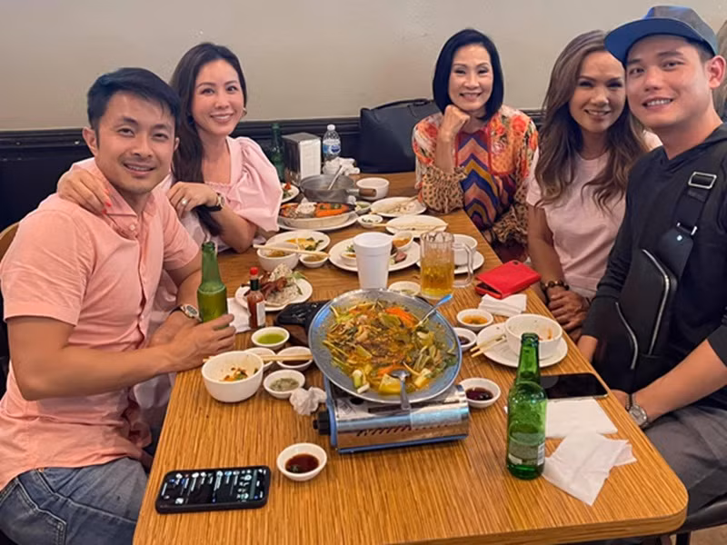 Thu Hoài cùng ông xã Trí Tống gặp gỡ nữ nghệ sĩ Hồng Đào ở Mỹ.