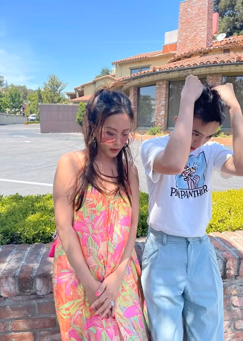 Nữ doanh nhân trẻ trung, gợi cảm bên cậu con trai đầu lòng.