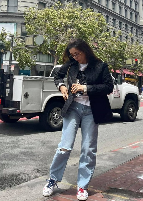 Thu Hoài tỏ ra khá bình tĩnh khi được một số cư dân mạng nhắc về chuyện bị dọa kiện. Cụ thể, khi một cư dân mạng bình luận: “Vy Oanh đòi kiện chị kìa, chị mau về Việt Nam đi chị", Thu Hoài viết: "Chị đợi tòa kêu". Ở một bình luận khác nói về việc Vy Oanh dọa kiện, Thu Hoài đáp lại: "Chị đang bận nhậu rồi".