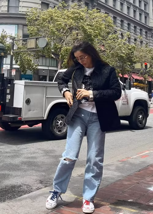 Thu Hoài tỏ ra khá bình tĩnh khi được một số cư dân mạng nhắc về chuyện bị dọa kiện. Cụ thể, khi một cư dân mạng bình luận: “Vy Oanh đòi kiện chị kìa, chị mau về Việt Nam đi chị", Thu Hoài viết: "Chị đợi tòa kêu". Ở một bình luận khác nói về việc Vy Oanh dọa kiện, Thu Hoài đáp lại: "Chị đang bận nhậu rồi".