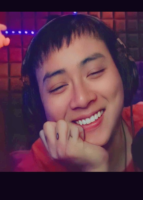 Trong các buổi giao lưu trực tuyến, Hoài Lâm xuất hiện với nụ cười rạng rỡ, gương mặt tròn trịa.