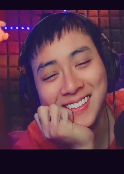 Trong các buổi giao lưu trực tuyến, Hoài Lâm xuất hiện với nụ cười rạng rỡ, gương mặt tròn trịa.