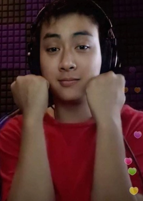 Sau status gây xôn xao, Hoài Lâm không có bất kì chia sẻ nào liên quan. Trên trang cá nhân, anh chỉ thông báo với người hâm mộ về các buổi giao lưu qua một ứng dụng phát sóng video trực tuyến.