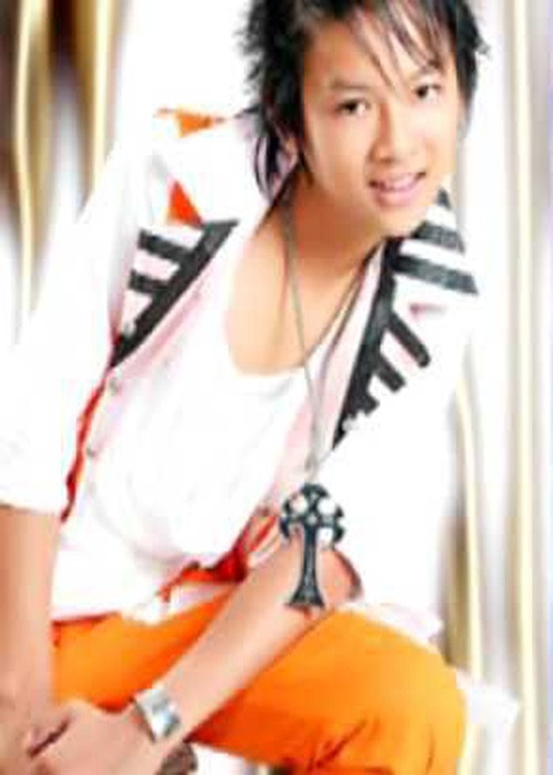 Năm 2014, Hoài Lâm từng chia sẻ về mối quan hệ với nhóm HKT. Nam ca sĩ thừa nhận từng đi theo ông bầu của HKT trước khi gặp bố nuôi Hoài Linh. Ảnh: Giáo dục Việt Nam