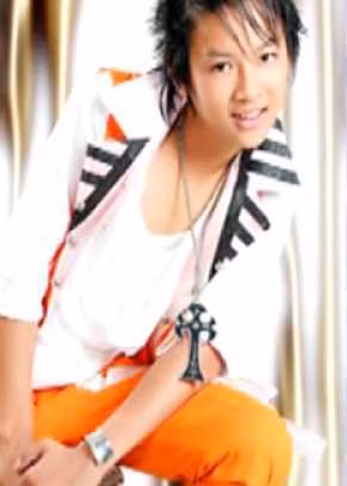 Năm 2014, Hoài Lâm từng chia sẻ về mối quan hệ với nhóm HKT. Nam ca sĩ thừa nhận từng đi theo ông bầu của HKT trước khi gặp bố nuôi Hoài Linh. Ảnh: Giáo dục Việt Nam