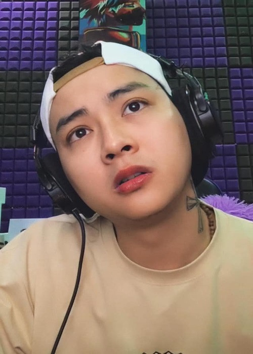 Cách đây không lâu, Hoài Lâm gây chú ý khi đăng tải dòng status tố một nhân vật có tên M. đã có hành động kiểm soát chặt chẽ đối với anh. Đáng chú ý, nam ca sĩ tiết lộ, anh bị M. đưa tới số 192 Hàm Tử - địa chỉ của Bệnh viện tâm thần TP.HCM đến 4 lần.