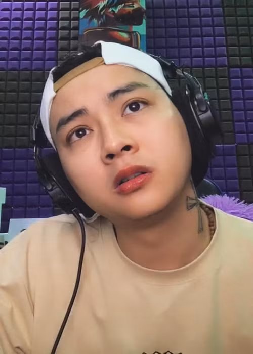 Cách đây không lâu, Hoài Lâm gây chú ý khi đăng tải dòng status tố một nhân vật có tên M. đã có hành động kiểm soát chặt chẽ đối với anh. Đáng chú ý, nam ca sĩ tiết lộ, anh bị M. đưa tới số 192 Hàm Tử - địa chỉ của Bệnh viện tâm thần TP.HCM đến 4 lần.