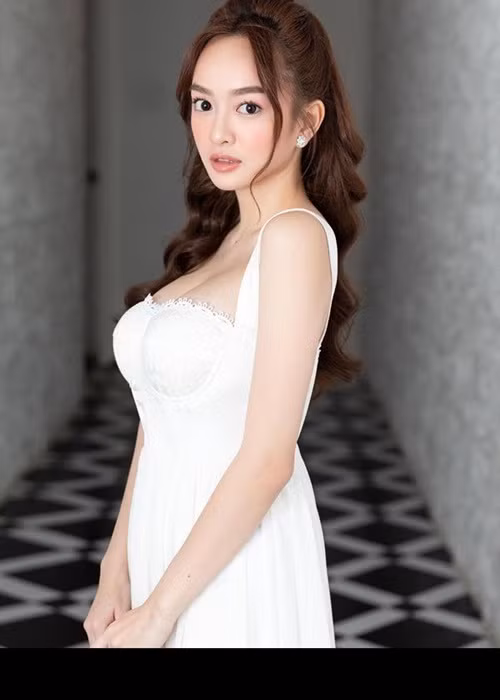 Nữ diễn viên phim "Em chưa 18" từng có một thời gian dài bị cư dân mạng kém duyên bình phẩm khiếm nhã về vòng 1, vóc dáng mũm mĩm.