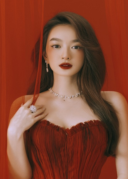 Gương mặt xinh đẹp cùng body nóng bỏng là lợi thế giúp Kaity Nguyễn hóa thân vào những vai quý cô sang chảnh.