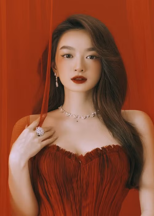 Gương mặt xinh đẹp cùng body nóng bỏng là lợi thế giúp Kaity Nguyễn hóa thân vào những vai quý cô sang chảnh.