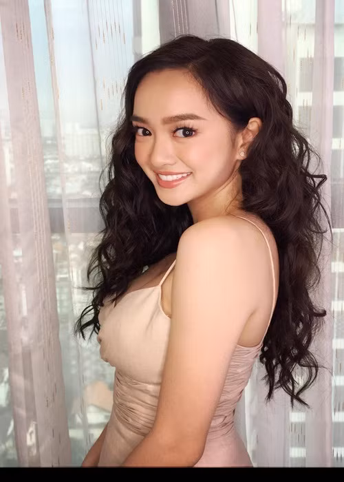 Dù “thu nhỏ” ngực khủng nhưng Kaity Nguyễn vẫn quyến rũ bội phần.