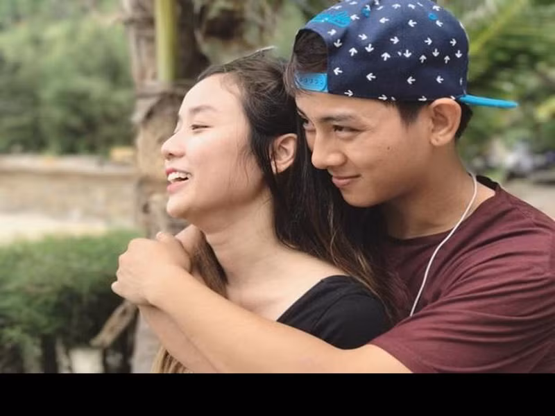 Trước sự việc Hoài Lâm bị đưa vào bệnh viện tâm thần, không ít góc khuất đời tư của nam ca sĩ cũng được phơi bày. Năm 16 tuổi, Hoài Lâm bắt đầu yêu Bảo Ngọc. Cả hai bí mật hẹn hò. Đến năm 2016, Hoài Lâm và Bảo Ngọc công khai chuyện tình cảm.