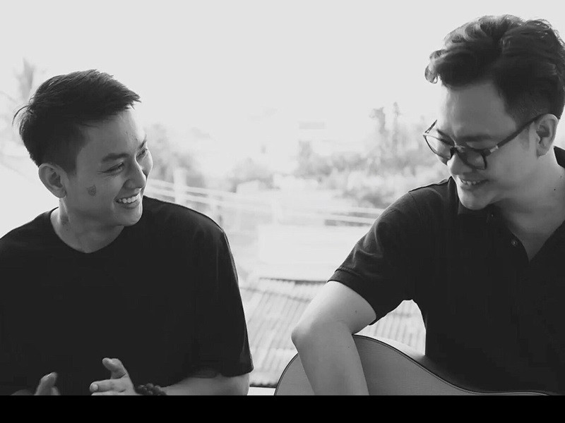 Cuộc sống sau ly hôn của Hoài Lâm được một số người thân cận tiết lộ. Tháng 7/2020, cô Mộng Tuyền – cô út của Hoài Lâm chia sẻ trên Zing, nam ca sĩ không muốn tiếp xúc với người lạ, ở trong nhà là chủ yếu. Cuối năm 2020, nhạc sĩ Minh Cường cho biết: “Hiện tại, Lâm đã ổn hơn rất nhiều nhưng vẫn cần thời gian nghỉ ngơi thêm”. Ảnh: Người đưa tin