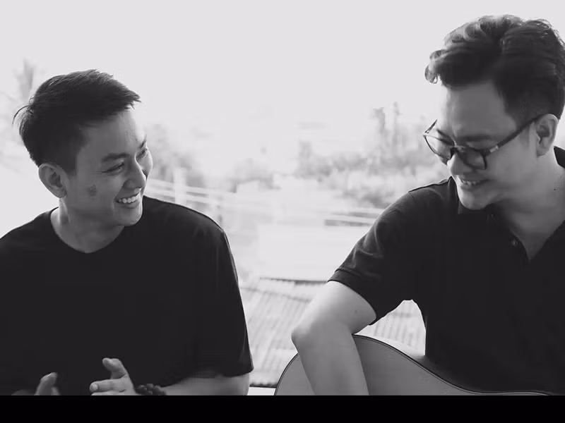 Cuộc sống sau ly hôn của Hoài Lâm được một số người thân cận tiết lộ. Tháng 7/2020, cô Mộng Tuyền – cô út của Hoài Lâm chia sẻ trên Zing, nam ca sĩ không muốn tiếp xúc với người lạ, ở trong nhà là chủ yếu. Cuối năm 2020, nhạc sĩ Minh Cường cho biết: “Hiện tại, Lâm đã ổn hơn rất nhiều nhưng vẫn cần thời gian nghỉ ngơi thêm”. Ảnh: Người đưa tin