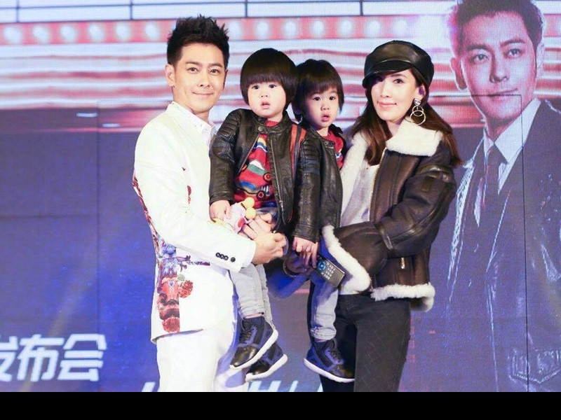 Ngoài bé Kimi, Lâm Chí Dĩnh còn có hai cậu con trai song sinh bé Jenson và bé Kyson. Nam diễn viên khéo chăm con. Anh không ngại tự tay cho con ăn hay dành thời gian chơi với các con dù bận rộn với công việc.