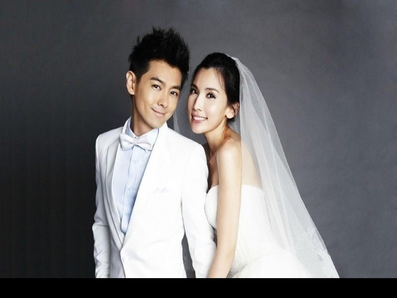 Lâm Chí Dĩnh kết hôn với người mẫu Trần Nhược Nghi. Cả hai bắt đầu hẹn hò bí mật sau khi gặp nhau tại một sự kiện triển lãm ô tô năm 2004. Trải qua nhiều thăng trầm trong tình yêu, cặp đôi đính hôn năm 2008.