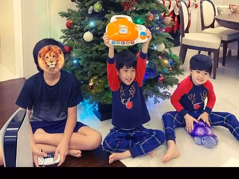 Vài năm trở lại đây, con trai đầu lòng của Lâm Chí Dĩnh được giấu mặt. Về lý do không khoe mặt bé Kimi, Lâm Chí Dĩnh cho biết: "Kimi hiện tại thấy rất thoải mái và không muốn bị làm phiền".