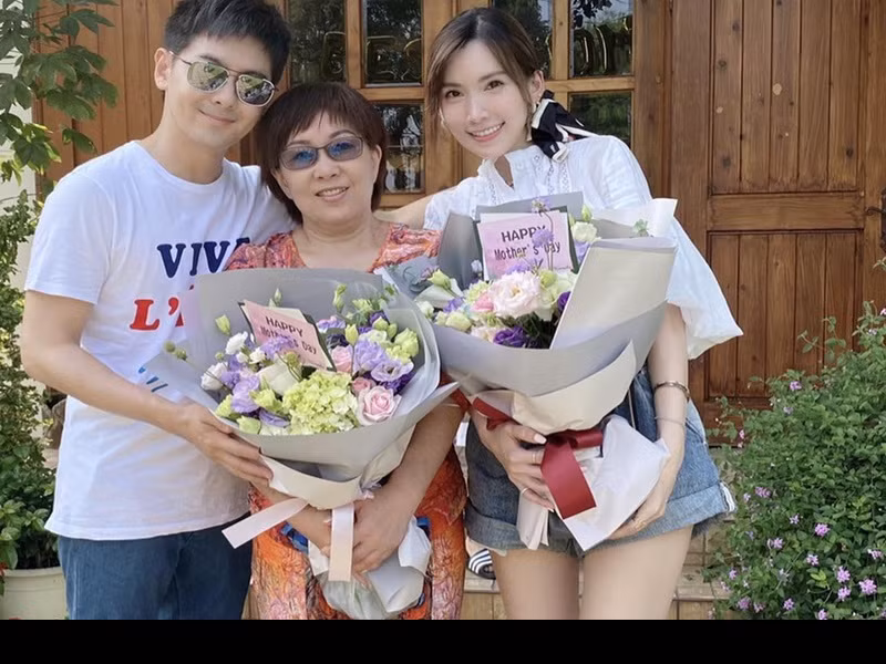 Dù không còn nổi tiếng nhưng Lâm Chí Dĩnh vẫn là đại gia trong showbiz với khối tài sản ước tính 160 triệu USD, chưa tính dàn siêu xe và bất động sản.