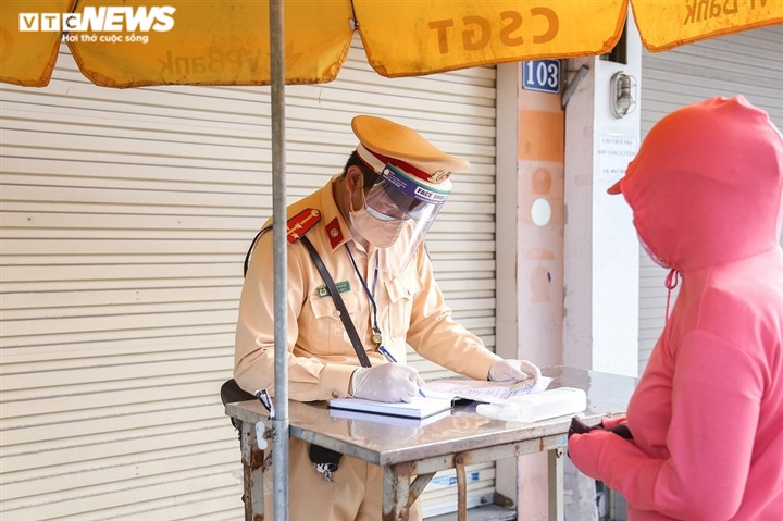 “Ngoài kiểm tra giấy đi đường trong thời gian thực hiện Chỉ thị 16, Tổ công tác còn làm nhiệm vụ đấu tranh, trấn áp các loại tội phạm", Đại uý Trần Ngọc Lực cho biết thêm.