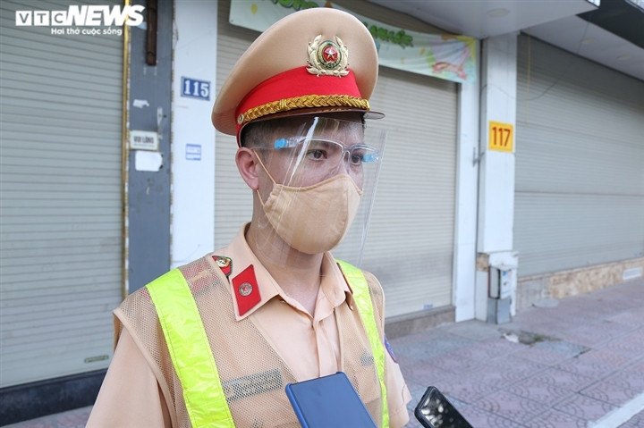 Đại uý Trần Ngọc Lực, tổ trưởng tổ công tác liên ngành, phụ trách địa bàn Đống Đa, Cầu Giấy cho biết: “Mục đích của Tổ công tác là giám sát việc sử dụng giấy đi đường của cơ quan, doanh nghiệp cấp có đúng đối tượng, đúng mục đích, từ đó kịp thời xử lý nghiêm, tránh tình trạng lợi dụng việc cấp phép để ra đường không rõ lý do, vi phạm giãn cách xã hội”.