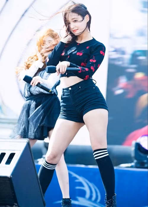 Yeon Woo sở hữu nhan sắc xinh đẹp với gương mặt ngây thơ và thân hình gợi cảm. Nhan sắc của cô được đánh giá không kém cạnh hai tình cũ của Lee Min Ho là Suzy và Park Min Young.