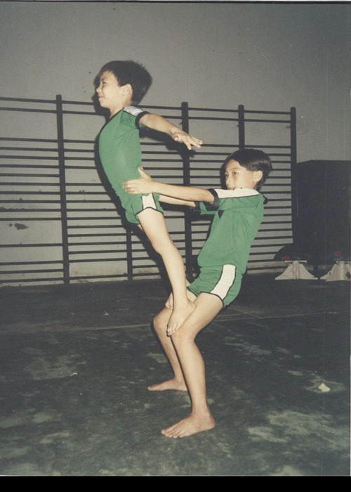 Đằng sau sự thành công là sự khổ luyện trong nhiều năm qua của anh em nghệ sĩ xiếc. Mỗi ngày, Quốc Cơ và Quốc Nghiệp dành 8 tiếng tập luyện cùng nhau. Sau 2 năm, thời gian giảm còn 6 tiếng. Đến nay, cả hai luôn dành ít nhất 4 tiếng tập luyện.