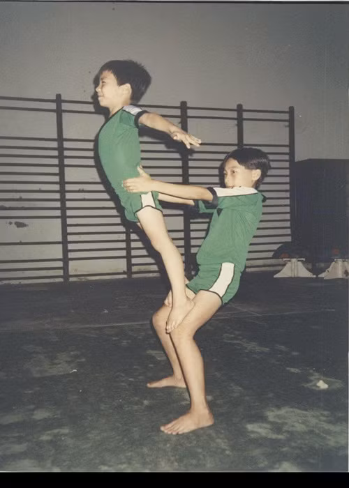 Đằng sau sự thành công là sự khổ luyện trong nhiều năm qua của anh em nghệ sĩ xiếc. Mỗi ngày, Quốc Cơ và Quốc Nghiệp dành 8 tiếng tập luyện cùng nhau. Sau 2 năm, thời gian giảm còn 6 tiếng. Đến nay, cả hai luôn dành ít nhất 4 tiếng tập luyện.