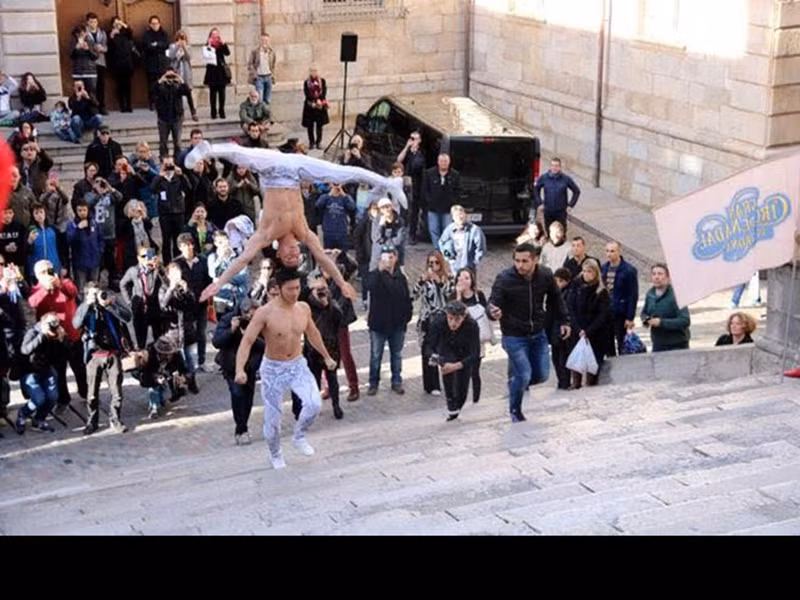 Cuối năm 2016, Quốc Cơ - Quốc Nghiệp lập kỷ lục Guiness thế giới khi chồng đầu, giữ thăng bằng đi hết 90 bậc thang trong 52 giây tại nhà thờ ở Tây Ban Nha. Tiết mục phá vỡ kỷ lục trước đó được xác lập bởi hai người Trung Quốc đi hết 26 bậc trong một phút vào năm 2014.