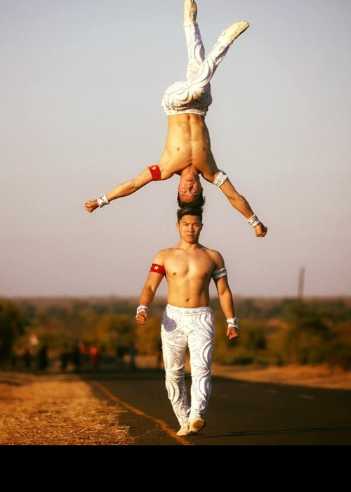 Quốc Cơ - Quốc Nghiệp sinh ra trong một gia đình có truyền thống xiếc. Quốc Cơ tập xiếc từ năm 4 tuổi còn Quốc Nghiệp bắt đầu tập từ năm 5 tuổi. Năm 1999, cặp anh em ruột này chính thức biểu diễn xiếc chuyên nghiệp. Trong khi Quốc Cơ làm trụ đỡ ở phía dưới thì Quốc Nghiệp giữ thăng bằng ở phía trên.