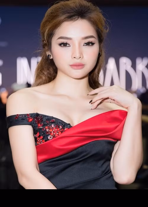 Phương Trinh Jolie từng thừa nhận có bạn trai là Việt kiều. “Anh từng ở nước ngoài sinh sống thời gian dài rồi trở về Việt Nam. Trinh thấy cũng bình thường thôi dù anh và mình văn hoá có đôi chút khác biệt”, nữ ca sĩ chia sẻ.