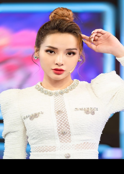 Phương Trinh Jolie cũng từng tiết lộ bản thân từng nhận được lời mời đi ăn tối với giá 20.000 USD. Người đẹp cho biết, đại gia sẵn sàng chi trả từ vài chục nghìn đô tới hàng tỷ đồng mời đi ăn nhưng cô không đồng ý.