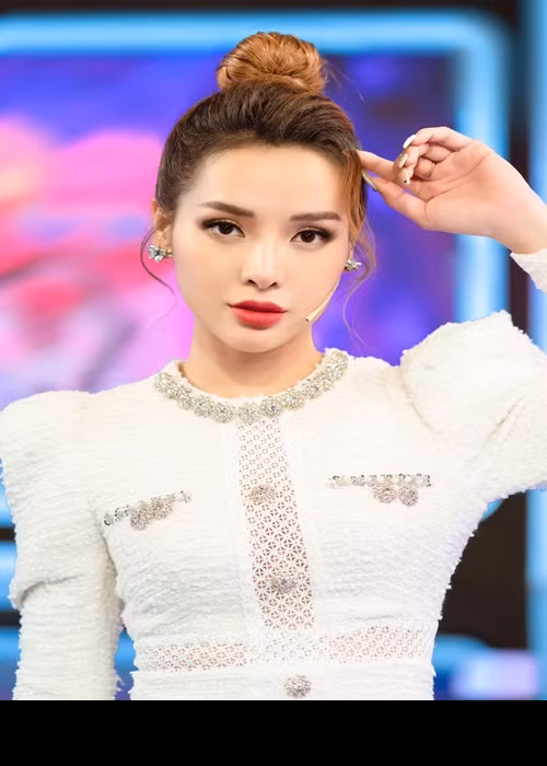 Phương Trinh Jolie cũng từng tiết lộ bản thân từng nhận được lời mời đi ăn tối với giá 20.000 USD. Người đẹp cho biết, đại gia sẵn sàng chi trả từ vài chục nghìn đô tới hàng tỷ đồng mời đi ăn nhưng cô không đồng ý.