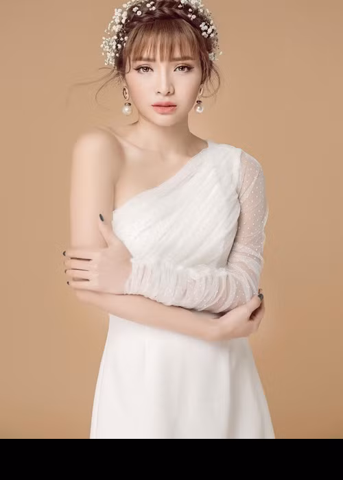 Trước khi đính hôn với Lý Bình, Phương Trinh Jolie từng suýt cưới nếu như không bắt cá 2 tay. Năm 2017, chân dài chia sẻ, cô từng có một mối tình gần đi đến hôn nhân nhưng rút cuộc không tới đâu vì trong 5 năm quen, cô làm bạn trai đau khổ.