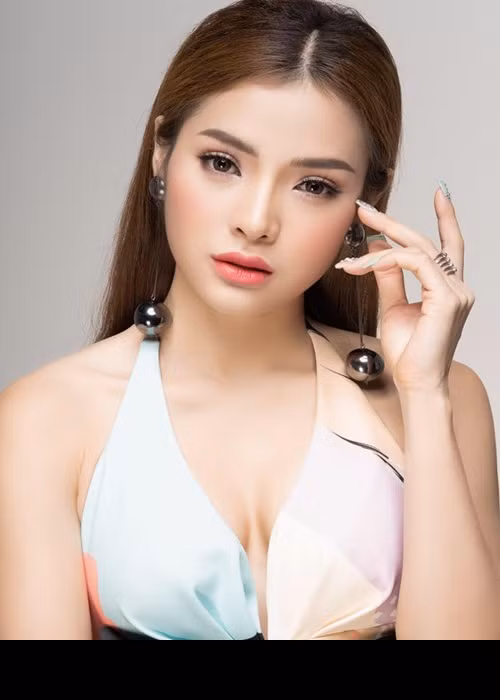 Phương Trinh Jolie chia tay một vài lần vì cô không được người yêu ủng hộ việc đi hát cũng như gia đình người yêu không muốn con dâu liên quan đến nghệ thuật.