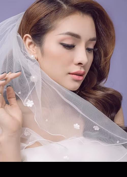 Phương Trinh Jolie không khỏi tiếc nuối vì phản bội người yêu: “Đôi khi nghĩ lại, cũng thấy tiếc chứ vì đó là người đàn ông hoàn hảo. Anh ấy giàu có, đẹp trai, học thức, yêu tôi say đắm, sẵn sàng chăm lo cho cuộc sống của tôi”.