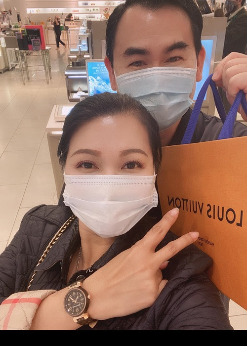 Ngọc Huyền từng bày tỏ sự tự hào vì sau 20 năm kết hôn, vợ chồng cô đến nay vẫn dành cho nhau sự yêu thương, trân trọng như như ngày còn trẻ.