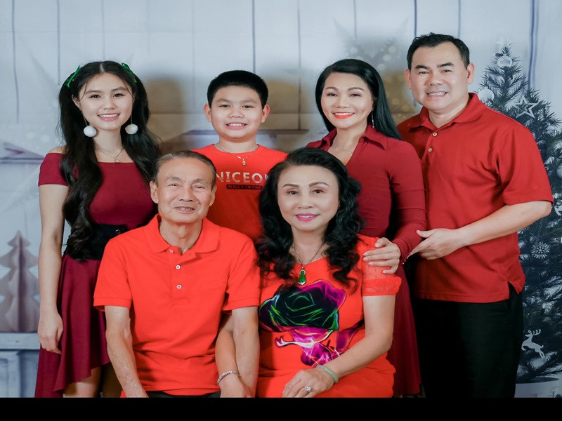 Vợ chồng Ngọc Huyền có 2 người con, một gái một trai là Hà Tiên và Hà Nam.