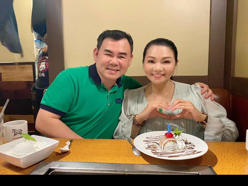 Ngọc Huyền kể: "Tiền lương chàng làm được bao nhiêu lo trang trải cho gia đình. Tiền em làm là em quản lý nha. Đã vậy em lại là chuyên viên lấy tiền nhà làm từ thiện, chia sẻ thương yêu khắp mọi nơi, giúp những người thân yêu lúc khó khăn. Có 1 lần khá đặc biệt chàng từ chiến trường Iraq về mở tủ nhà ra, chàng giật mình hỏi em: "Em ơi, tiền đâu hết rồi". Em trả lời: "Em cho bạn mượn rồi". Chàng làm thinh. Em nói tiếp: "Em không phải không hỏi ý anh, nhưng lúc anh ở nơi bom đạn, em không muốn anh lo nên em không nói. Chuyện bạn mình cần gấp lắm, cứu nguy". Chàng thở phào: "Em quyết định, giúp bạn khi có việc thì không sao". Vậy đó chàng ấy chỉ cười chứ chưa bao giờ “hạch hỏi” vợ thêm lần nào".