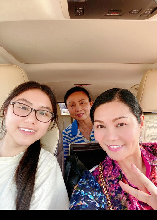 Hà Tiên tốt nghiệp thủ khoa toàn trường Việt ngữ ở Mỹ. Em thích ca hát, sáng tác, có ý định nối nghiệp mẹ và bà nội - danh ca Thanh Tuyền.