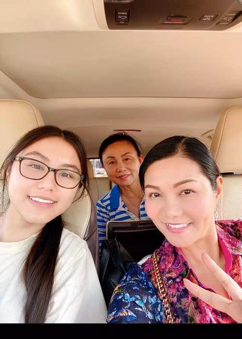 Hà Tiên tốt nghiệp thủ khoa toàn trường Việt ngữ ở Mỹ. Em thích ca hát, sáng tác, có ý định nối nghiệp mẹ và bà nội - danh ca Thanh Tuyền.