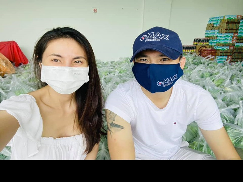 Trong những năm qua, Thủy Tiên được chồng chiều chuộng. Ngoài việc để Thủy Tiên nắm tài chính, thỉnh thoảng Công Vinh lại tặng vợ những món tiền lớn, luôn ủng hộ cô làm từ thiện. Bên cạnh đó, Thủy Tiên còn được mẹ chồng yêu thương. Hiện tại, vợ chồng Thủy Tiên có cuộc sống đủ đầy, viên mãn.