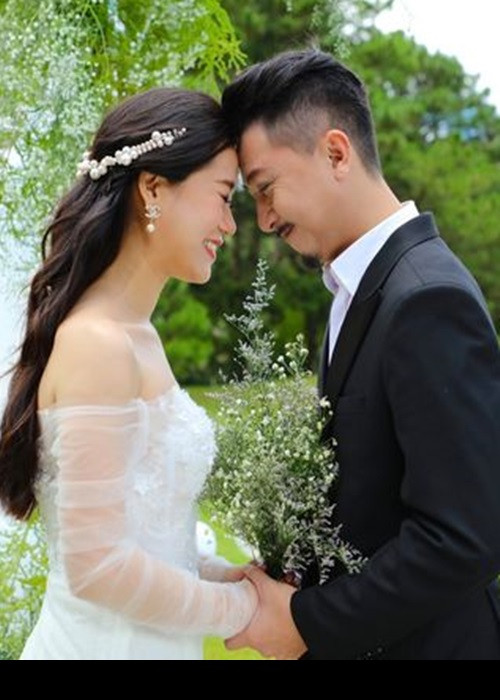 Không ít lần bị so sánh về thành tích và tên tuổi trong nghề nhưng vợ chồng Lâm Vỹ Dạ không có cảm giác phân bì. Hứa Minh Đạt cho hay, vợ chồng anh thường xuyên hỗ trợ, góp ý cho nửa kia.