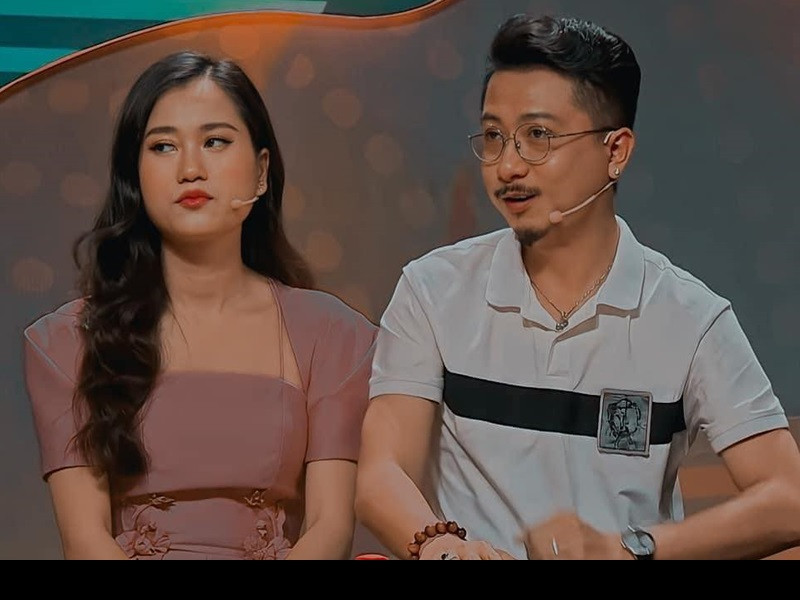 Mới đây, trong một chương trình, Hứa Minh Đạt bất ngờ tiết lộ Lâm Vỹ Dạ từng ghen tuông. Nam diễn viên kể, khi Lâm Vỹ Dạ mới sinh con trai đầu lòng, anh uống rượu với bạn bè, vì say quá nên không về được cũng không nghe điện thoại của vợ do hết pin.