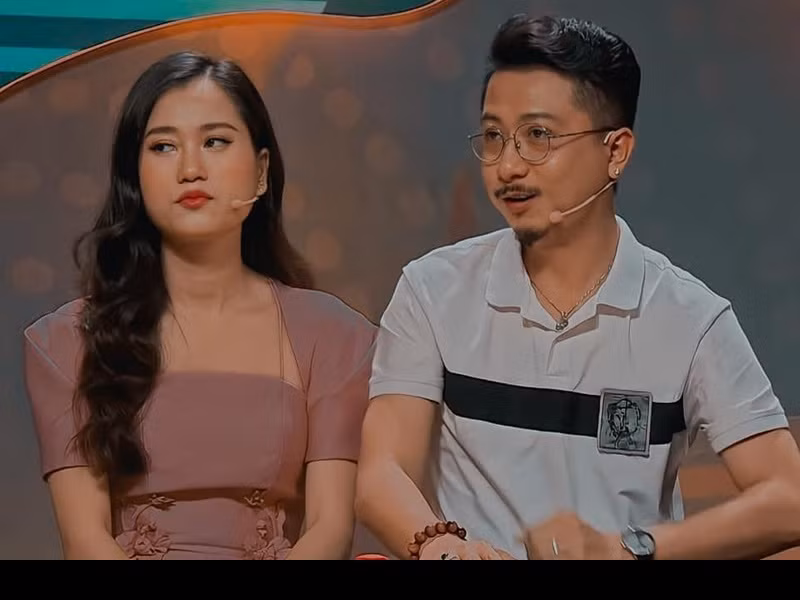 Mới đây, trong một chương trình, Hứa Minh Đạt bất ngờ tiết lộ Lâm Vỹ Dạ từng ghen tuông. Nam diễn viên kể, khi Lâm Vỹ Dạ mới sinh con trai đầu lòng, anh uống rượu với bạn bè, vì say quá nên không về được cũng không nghe điện thoại của vợ do hết pin.