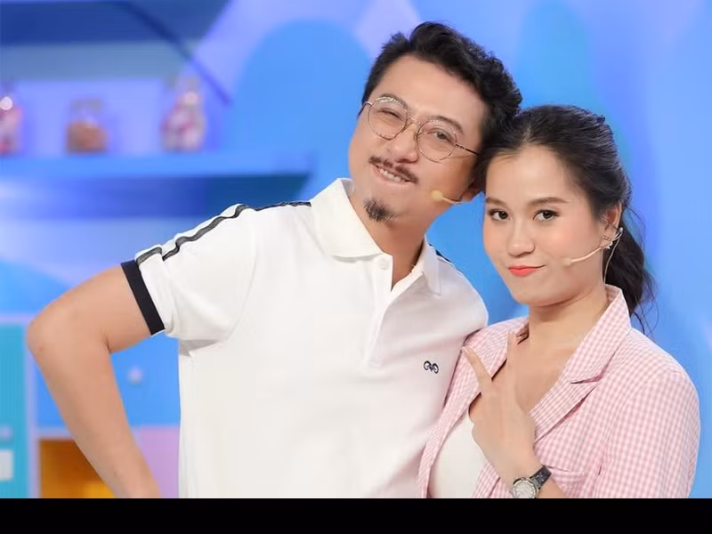 “Dạ nghĩ đêm đó tôi đi chơi với một người con gái khác nên Dạ đã lấy điện thoại tôi và đập xuống đất. Tôi không giải thích. Sau này Dạ biết ghen tuông không đúng nên đã mua lại cho tôi điện thoại mới”, Hứa Minh Đạt cho hay.