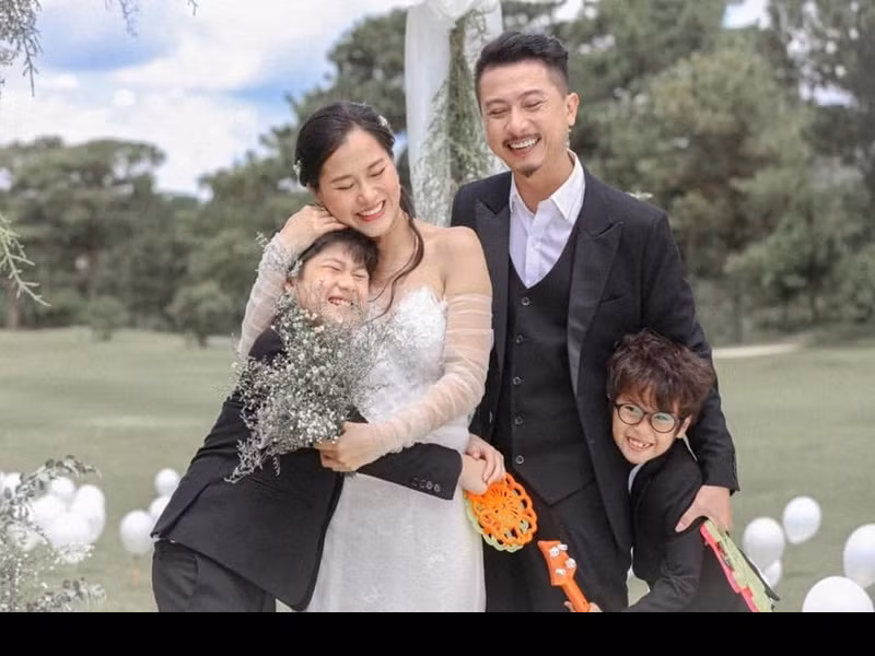 Lâm Vỹ Dạ và Hứa Minh Đạt luôn dành cho nhau lời cảm ơn mỗi khi sự nghiệp có một dấu ấn. Trong cuộc phỏng vấn với Zing năm 2020, Lâm Vỹ Dạ cho biết, vợ chồng cô đang ở giai đoạn tin tưởng tuyệt đối, hạ thấp cái tôi và đặt tình cảm gia đình lên hàng đầu.