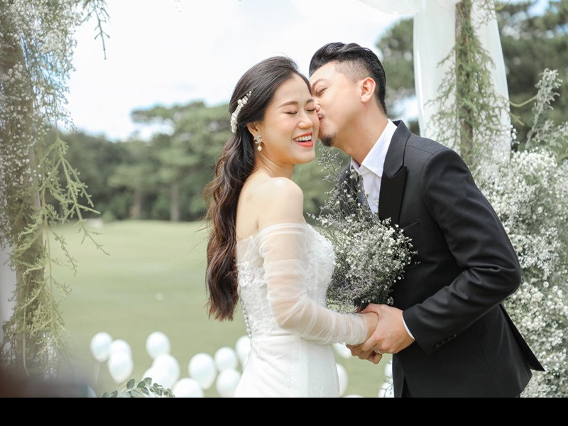 Còn Lâm Vỹ Dạ cho hay, về truyền hình, cô không bằng chồng. “Ông xã có kinh nghiệm nhiều hơn. Bản thân tôi hiện giờ diễn điện ảnh khá khớp nên chỉ dám nhận vai nhỏ thôi chứ chưa dám thử sức vai lớn”, Lâm Vỹ Dạ nói.