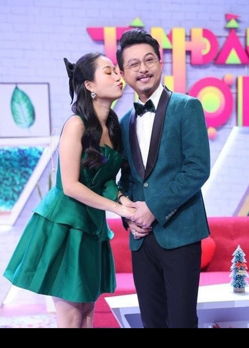 Lâm Vỹ Dạ và Hứa Minh Đạt kết hôn năm 2010. Khi mới đến với nhau, cả hai chỉ có bàn tay trắng. Để lo cho tổ ấm, Hứa Minh Đạt miệt mài đi làm còn Lâm Vỹ Dạ mang bầu vẫn cố gắng buôn bán nhỏ. Đến nay, cả hai đã có cuộc sống sung túc.