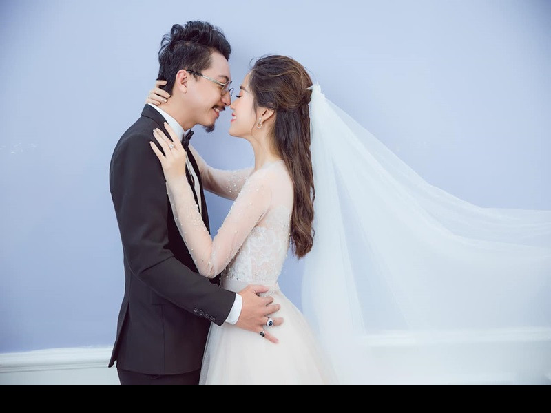 Hứa Minh Đạt hết mực chiều chuộng vợ. Lâm Vỹ Dạ từng cho biết Hứa Minh Đạt luôn hỗ trợ trong việc chăm sóc con để cô yên tâm đi diễn. Trên trang cá nhân, nam diễn viên cũng thường xuyên dành những lời có cánh cho vợ.