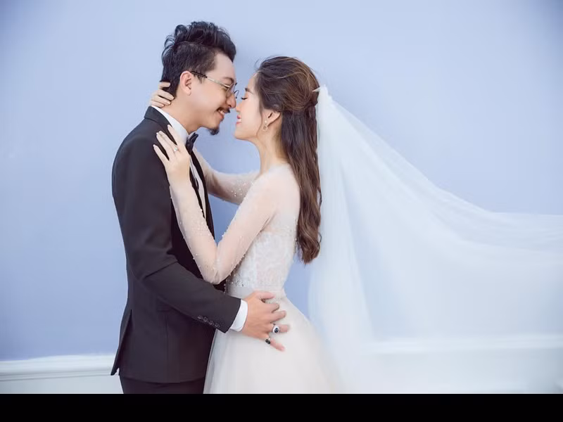 Hứa Minh Đạt hết mực chiều chuộng vợ. Lâm Vỹ Dạ từng cho biết Hứa Minh Đạt luôn hỗ trợ trong việc chăm sóc con để cô yên tâm đi diễn. Trên trang cá nhân, nam diễn viên cũng thường xuyên dành những lời có cánh cho vợ.